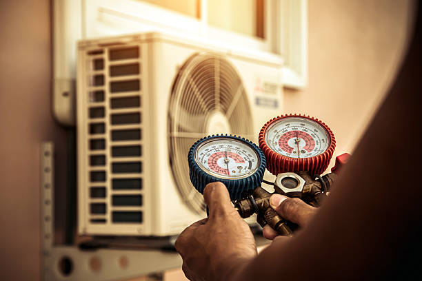 Professional Ac Installation technician working in Moundville, AL